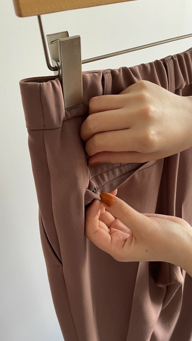 後ろポケットの仕付け糸（提供：ユナイテッドアローズ「グリーンレーベル リラクシング」）