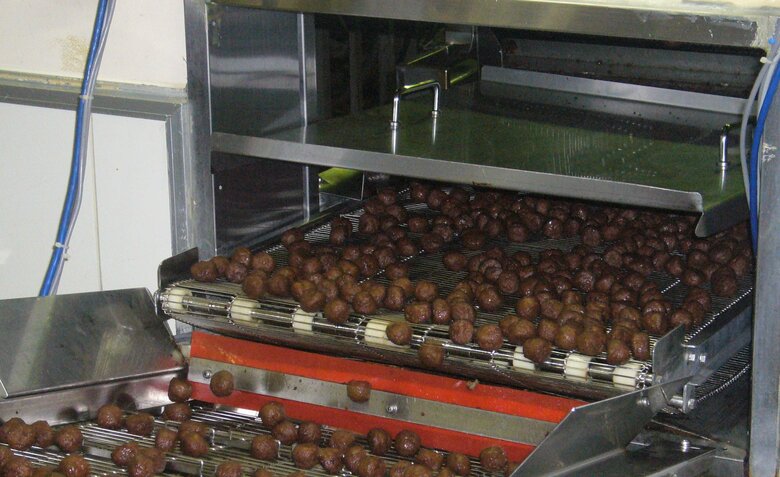 製造の様子（提供：石井食品）