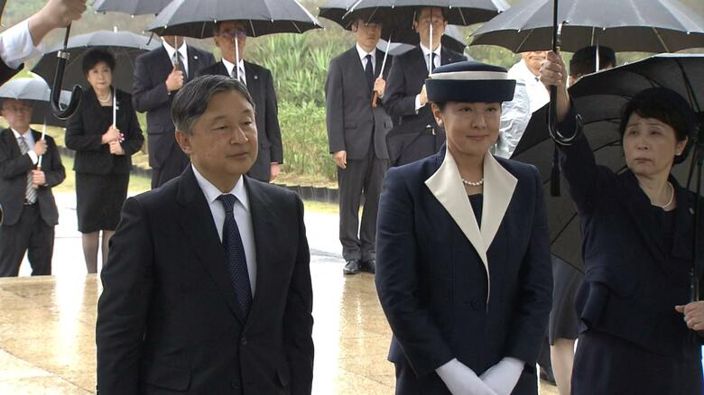 硫黄島戦没者の碑（天山慰霊碑）で拝礼される両陛下