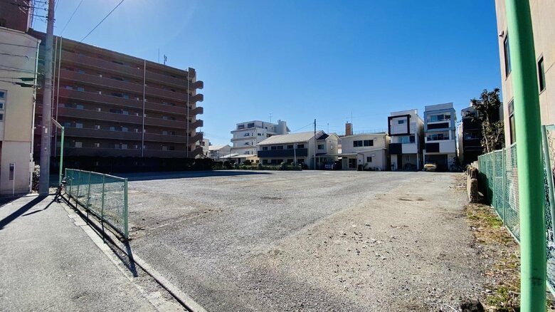 少年が駐車場を斜めに横切る自転車を目撃