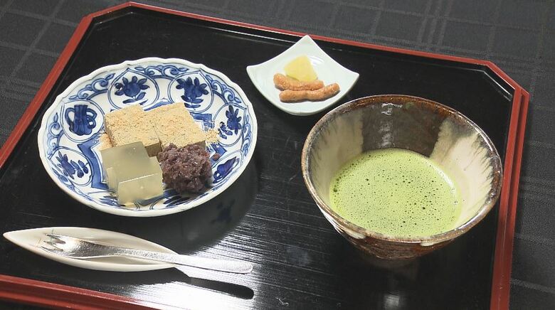 「季節のわらびもち」税込650円　「抹茶」税込600円　※組み合わせると100円引き