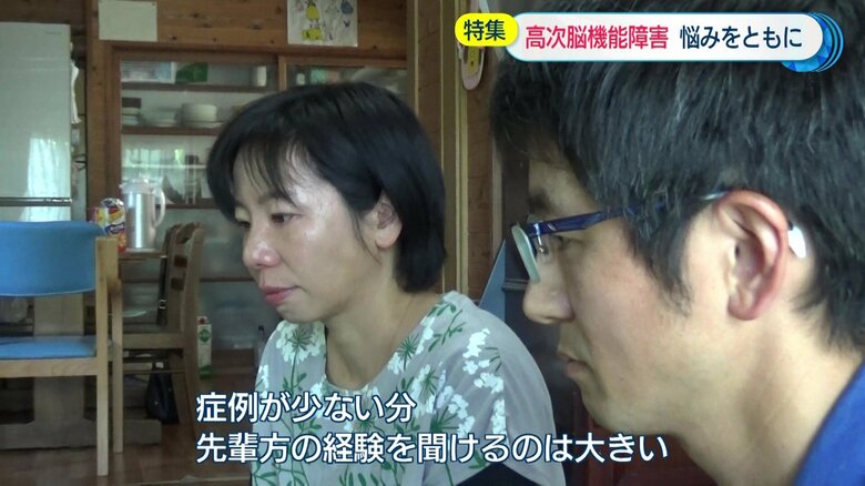 真剣な面持ちで話しを聞く飯田彰吾さん