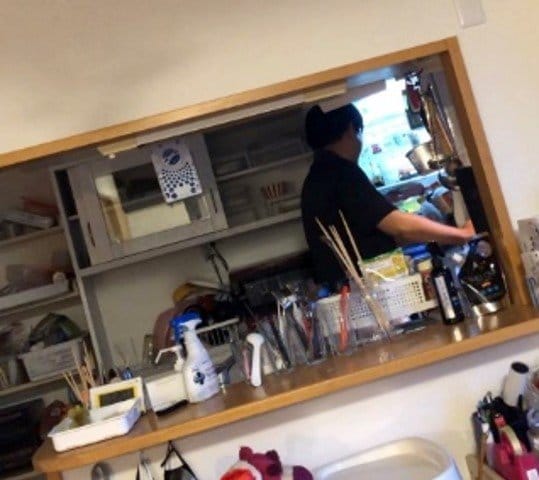 つまみ食い中…（提供：アキエさん）