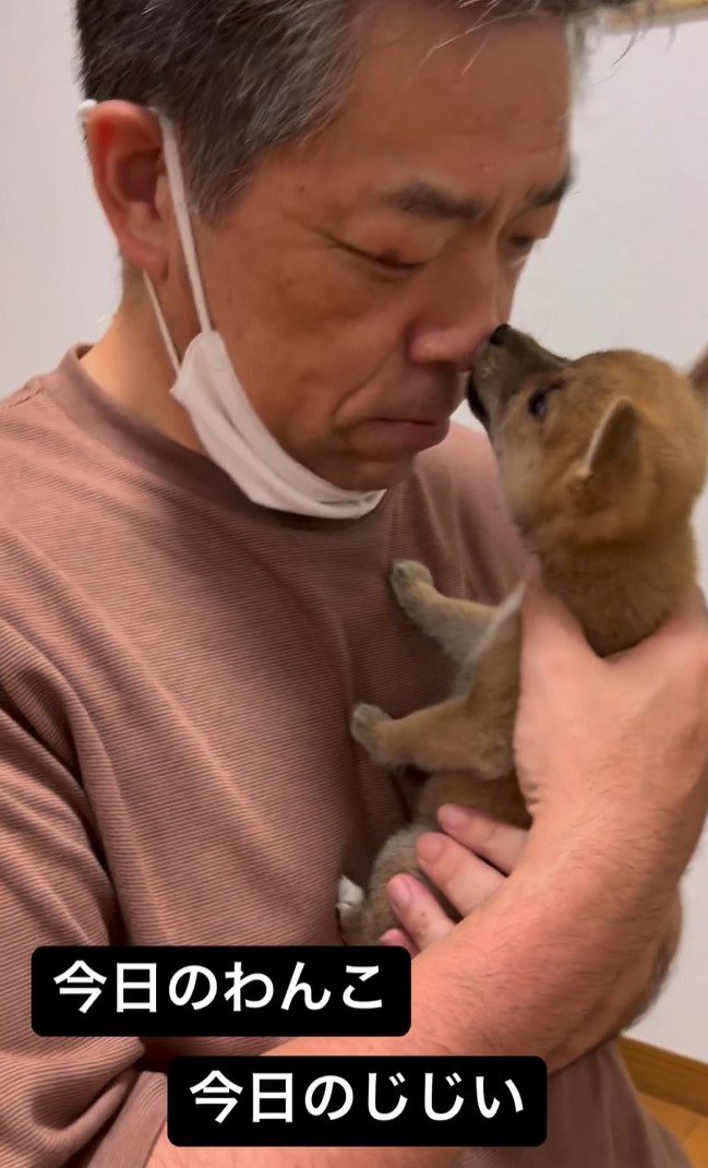 ソラちゃんを両手で抱える、おじいちゃん