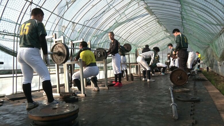 ウェートトレーニングに励む選手たち