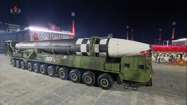 北朝鮮 軍事パレードで“新型ICBM”公開 金委員長 軍事力強化続ける考え