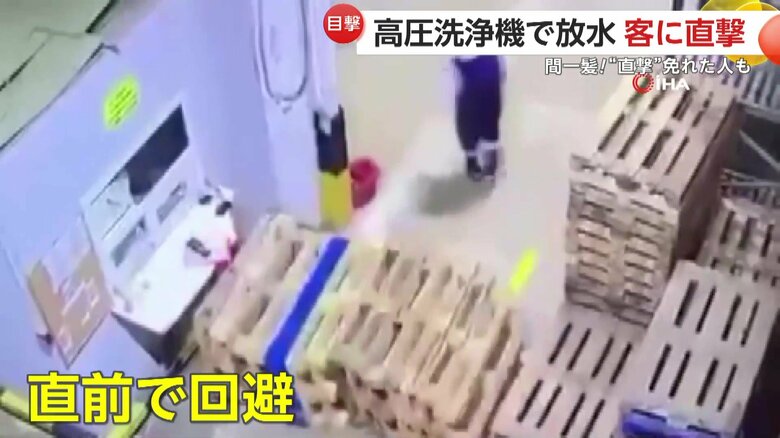 倒れたパレットを回避した作業員