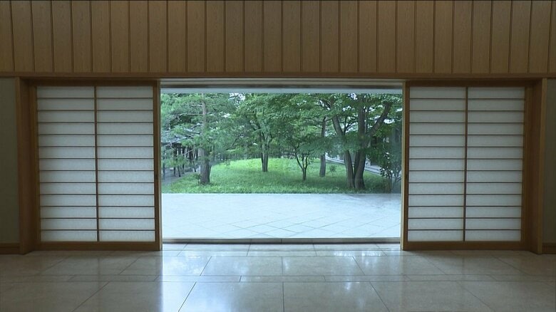 入り口の向こう側に広がる中庭が美しい