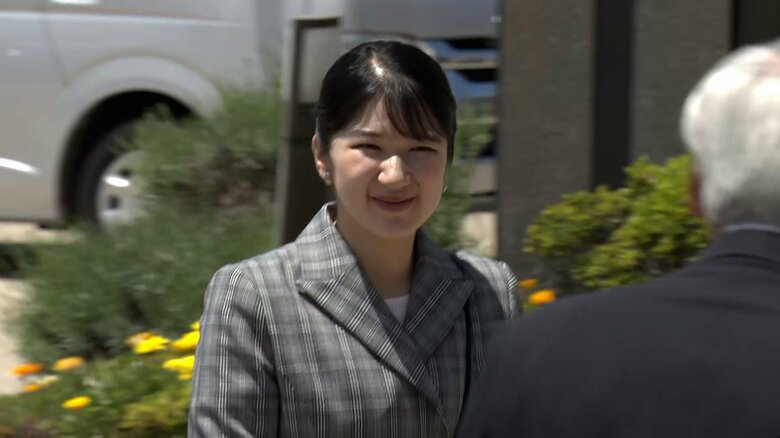 富来行政センターに到着された愛子さま
