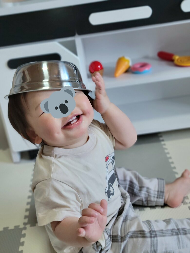 キッチンセットで遊ぶ息子さん