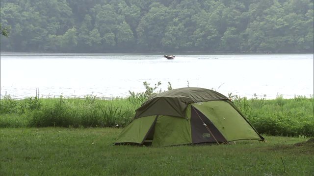 涼を求めて多くの人が訪れる早稲沢浜キャンプ場