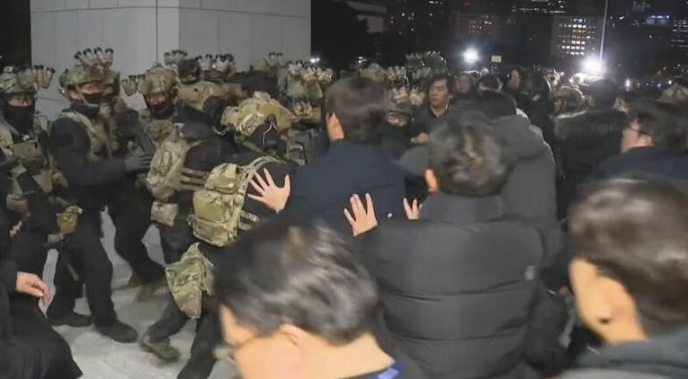 国会でもみ合いになる兵士と職員たち