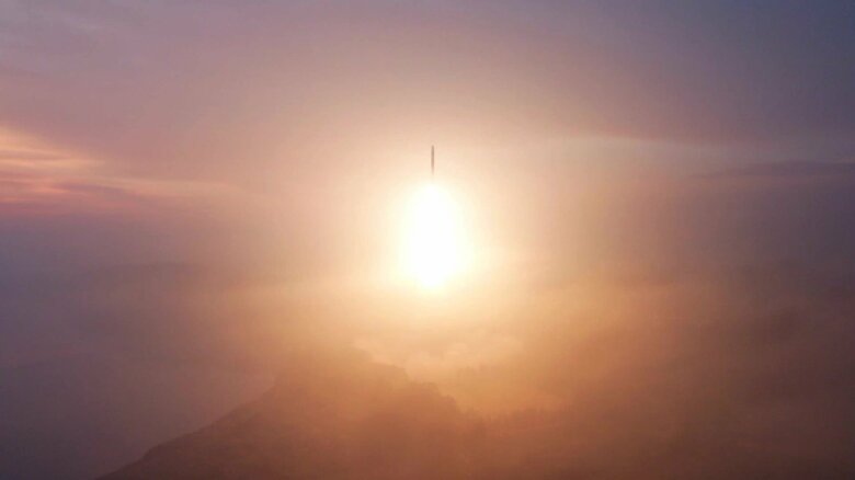 北朝鮮メディアが報じた31日発射した長距離弾道ミサイルの写真