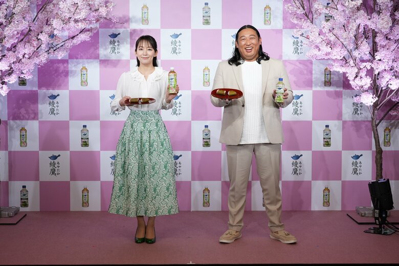 日本コカ・コーラ「綾鷹 桜デザインボトル」発売記念PRイベント