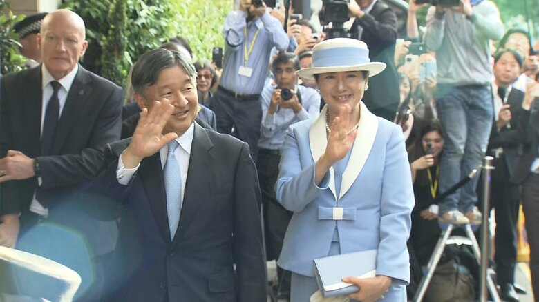 沿道の人たちに手を振り、ホテルに入られた両陛下