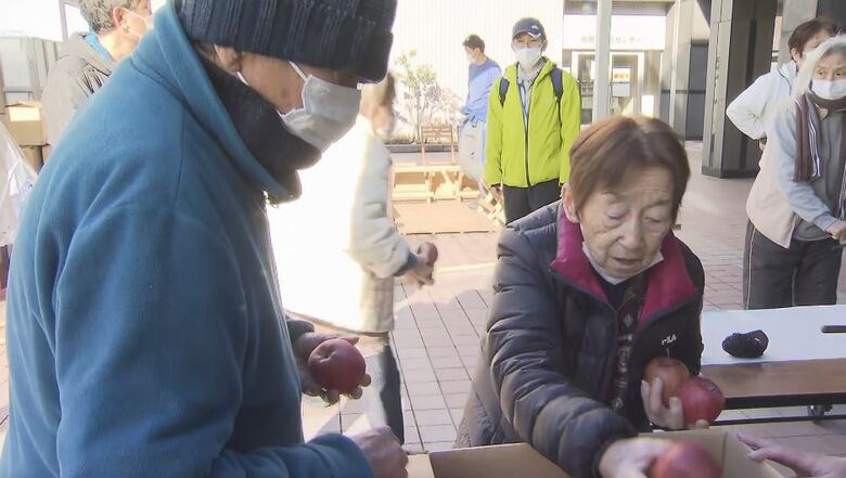 リンゴやカップ麺などの物資も届けている