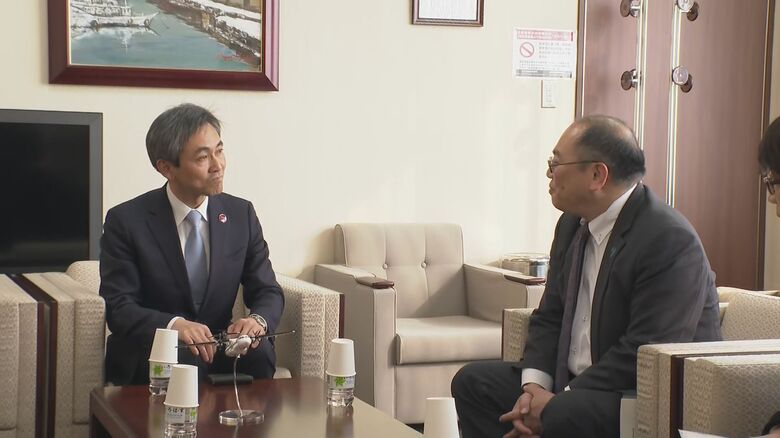 新潟県　橋本副知事（右）