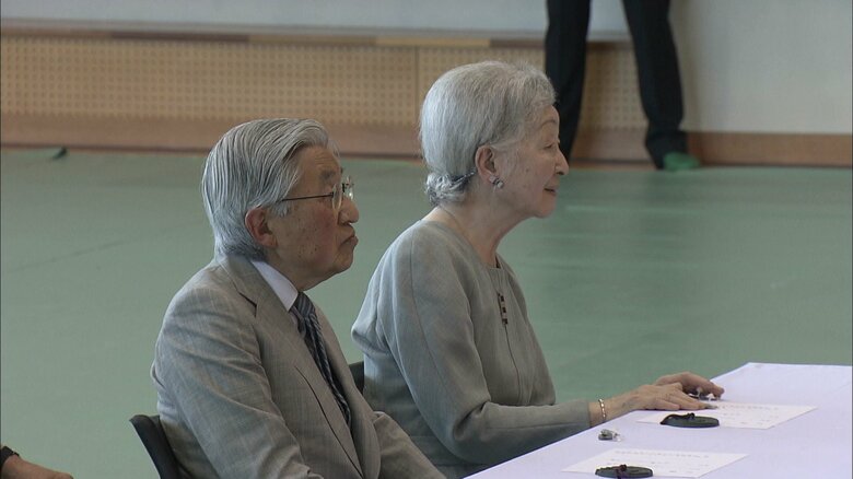 棒踊りをご覧になる両陛下