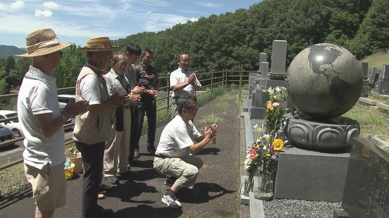 若泉氏の墓前に集まる教え子ら