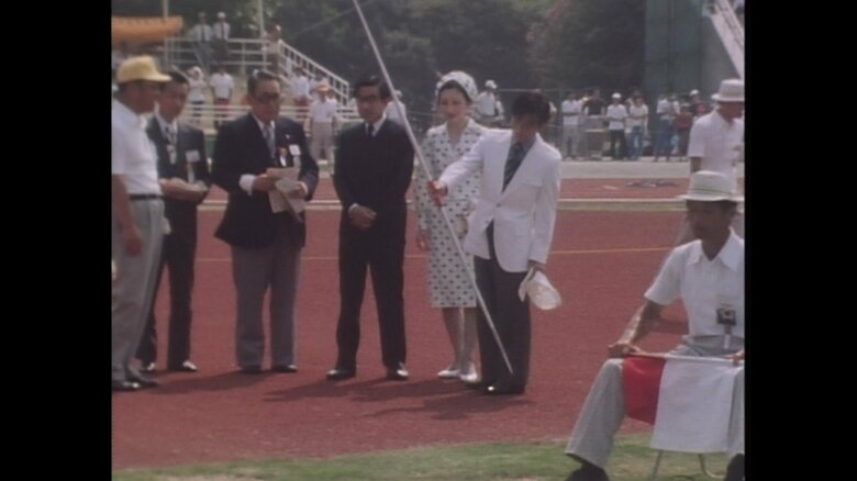 陛下は、1977年、上皇ご夫妻とともに、高校総体を観戦された（岡山県）