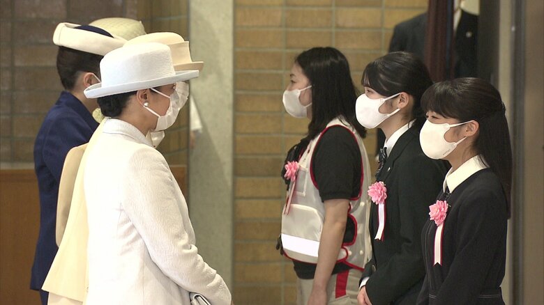 発表者や上白石萌音さんと交流される皇后さま