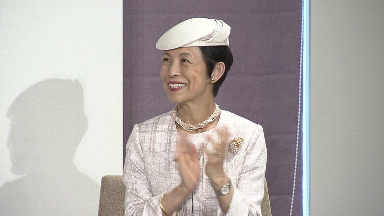 受賞者に笑顔で拍手を送られた久子さま　3月12日