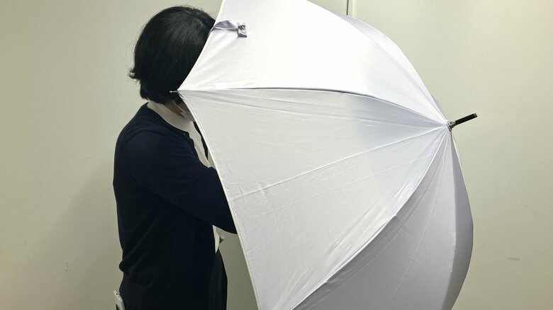 こうした持ち方は避けてほしい（特集班撮影）
