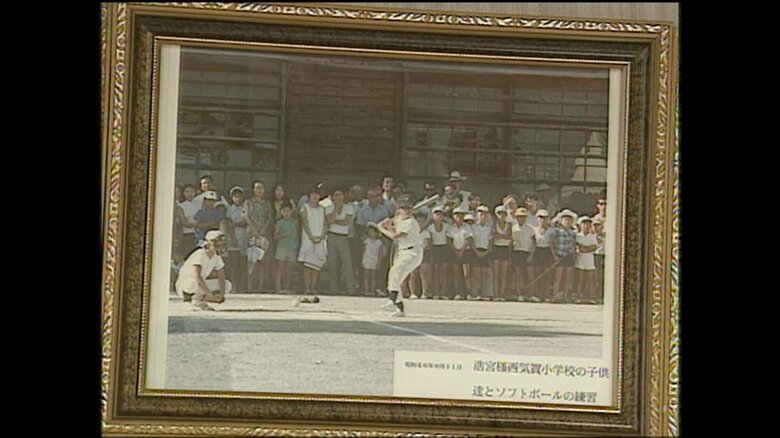 昭和46(1971)年　地元の小学生とソフトボールの練習をする皇太子さま