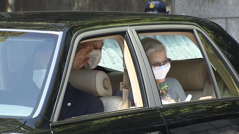 いったん車を止め 子どもたちに手を振る上皇ご夫妻