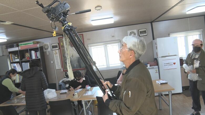 遺族の活動を撮影するムン・ジョンテクさん（韓国・安山市）