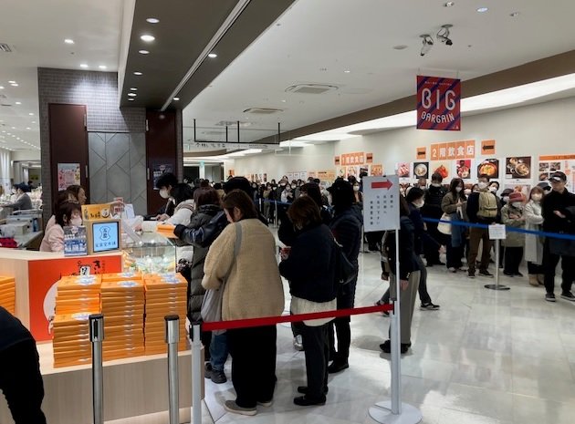 30日は「きび田楽」を買い求め長蛇の列に