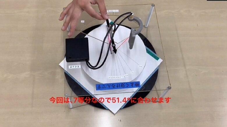 稼働側のレーザーを合わせる（画像提供：国東高「工業技術部」）