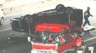 首都高湾岸線でワゴン車が横転…運転していた20代男性搬送も軽傷 インターチェンジ分岐部分に突っ込み横転