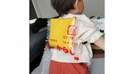 1歳息子に作った“からしリュック”が二度見するほどリアル…次は“納豆のタレ”? 母親に聞いた