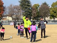 倉敷市で「ファジアーノ岡山サッカースクール」引退表明の金山隼樹選手ら８人が小学生指導【岡山】
