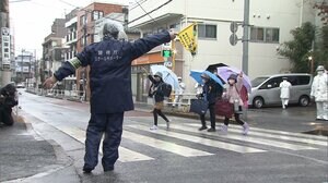始業式に通学路で交通取り締まり 30分で8件の違反摘発