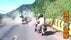 巨大落石の直撃の瞬間　山沿い走行中に目の前の車後部に　バイクは“…