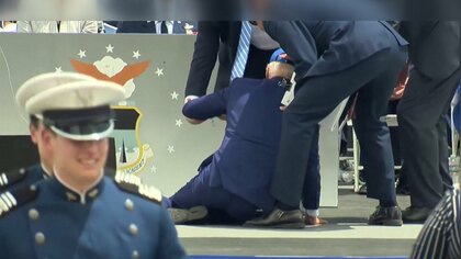 バイデン大統領がつまずいて転倒　空軍士官学校卒業式のステージで…トランプ氏すかさず反応