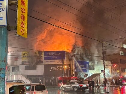 【最新映像あり】見通しが悪くなるほどの“大量の煙”で現場は騒然…北海道函館市の繁華街「五稜郭エリア」で起きた建物火災で懸命の消火活動が続く…火災の影響で「シエスタハコダテ」が臨時閉館