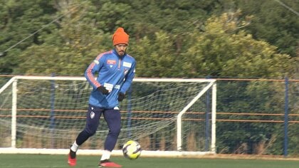 V長崎が始動！山口蛍など新加入で「今年こそはJ1昇格」と決意新たに　クラブ創設20年でエンブレムも一新