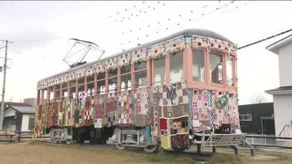 チンチン電車も冬仕様　ニットの里では街中もあったか　福島・伊達市「まるごとニットにしちゃう大作戦」