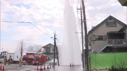 マンホールから大量の水噴き出す　水道管の部品交換中に水を止める弁が閉まっていなかったか　埼玉・川口市