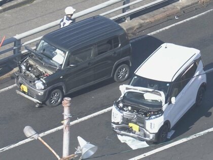 交差点で軽自動車と乗用車が出合い頭に衝突 弾みで計6台が絡む事故に 50代と40代の女性がケガして搬送