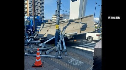交差点を右折するトラックから鉄骨落下　ガードレールなど破損し周辺の歩道ふさぐ　東京・足立区