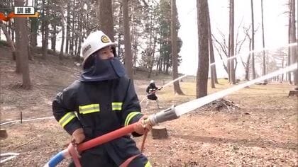 火災相次ぐ新潟県で林野火災想定した消防訓練実施 ミキサー車使った給水など関係機関が連携確認 