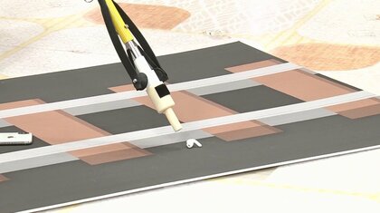 線路への落とし物に“新兵器”？ 先端の磁石や粘着パッドで楽々回収…JR西日本が1年半かけて開発したマジックハンド