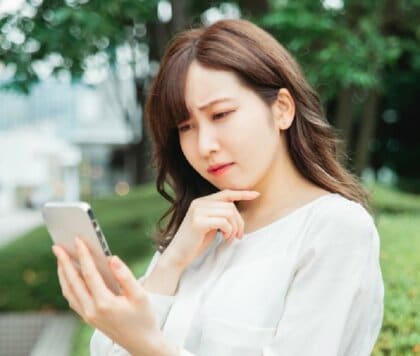 老眼と分かりやすく“老けて見える”仕草 顔から離して眉間にシワを寄せながらスマホを見る「般若顔」(提供:株式会社ビジョンメガネ)