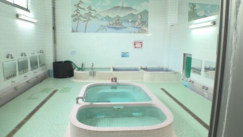 タイルの富士山がたまらない…90年以上親しまれる昭和レトロな街の銭湯 余熱でつくる“釜焼き芋”も人気に