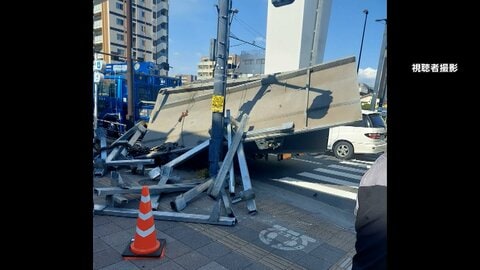 交差点を右折するトラックから鉄骨落下　ガードレールなど破損し周辺の歩道ふさぐ　東京・足立区