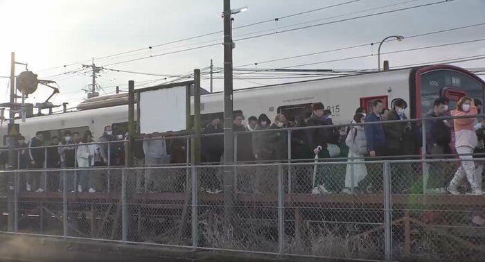 通勤ラッシュの無人駅